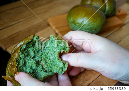 よもぎパンを食べる様子 65933389