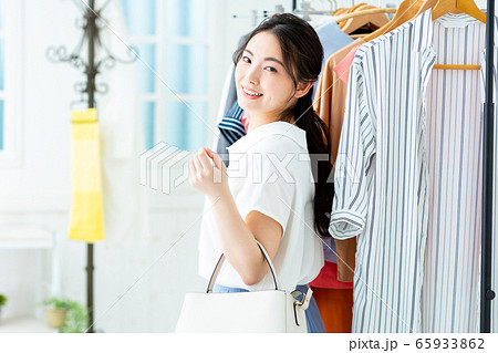 買い物　女性　お店　インテリア 65933862