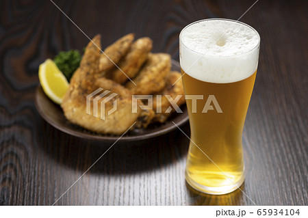 ビールと手羽先 65934104