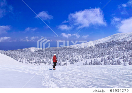 雪景色を眺めるスノーボーダー 65934279