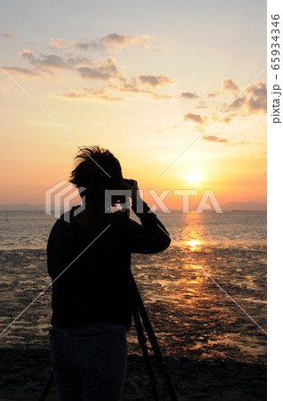 有明海に沈む夕日を撮影するカメラマン 65934346