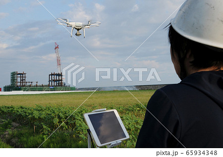 ドローンで空撮、点検をする 65934348