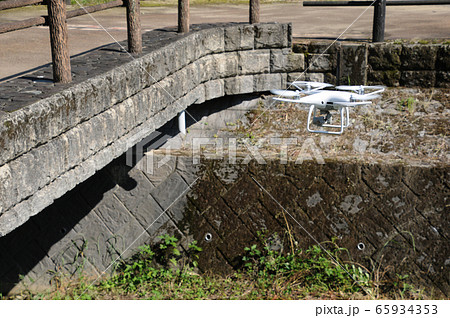 ドローンで空撮、点検をする 65934353