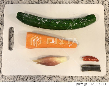 野菜に塩をふってぬか漬けを作る 65934571