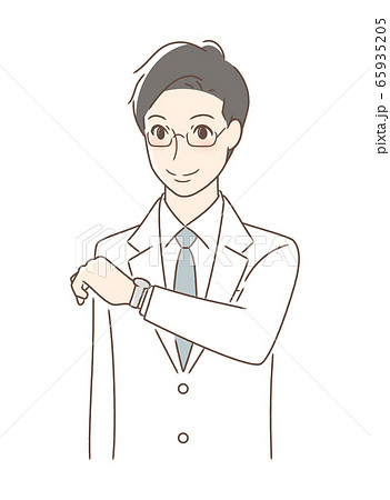 腕時計を見る男性 65935205