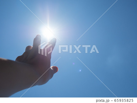 太陽に伸ばす手 光の写真素材 太陽に伸ばす手 光の写真素材