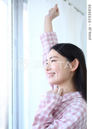 朝起きる女性イメージ 65936856