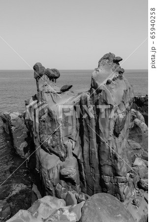 鵜戸神宮　鵜戸千畳敷奇岩　モノクロ　【宮崎県日南市】 65940258