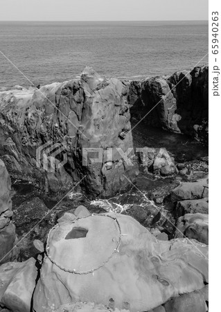 鵜戸神宮　鵜戸千畳敷奇岩　モノクロ　【宮崎県日南市】 65940263