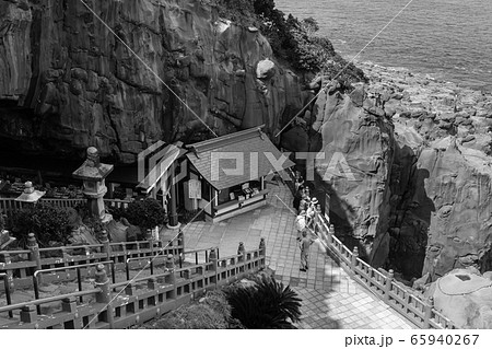 鵜戸神宮　鵜戸千畳敷奇岩　モノクロ　【宮崎県日南市】 65940267