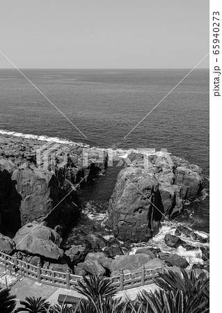 鵜戸神宮　鵜戸千畳敷奇岩　モノクロ　【宮崎県日南市】 65940273