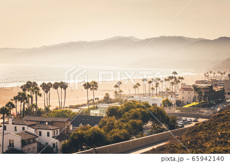 Golden sunset over Santa Monica 65942140