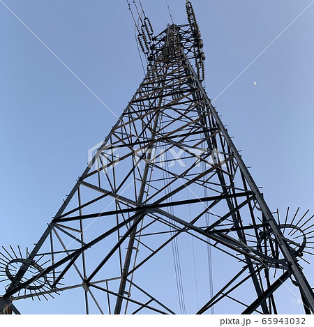 鉄塔と月 65943032