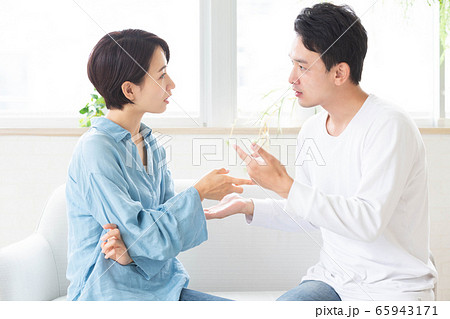 夫婦　カップル　喧嘩　怒り 65943171