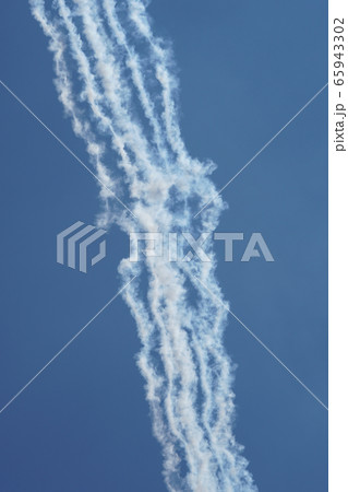 青空の下、編隊飛行をする6機の戦闘機 青空の下、編隊飛行をする6機の戦闘機 65943302