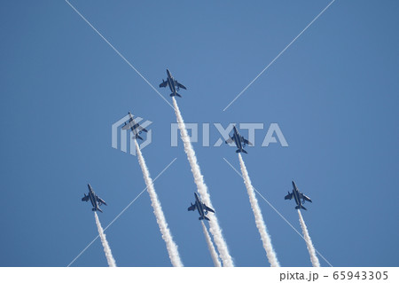 青空の下、編隊飛行をする6機の戦闘機 青空の下、編隊飛行をする6機の戦闘機 65943305