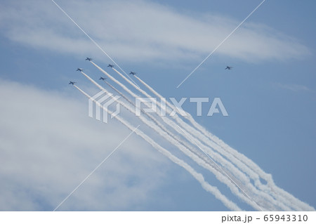 青空の下、編隊飛行をする6機の戦闘機 青空の下、編隊飛行をする6機の戦闘機 65943310