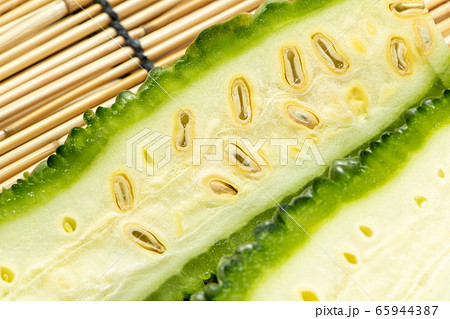 縦半分に切ったゴーヤの断面。ワタと種が見えた状態。 65944387