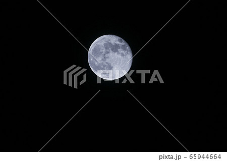 夜空に浮かぶ、神秘的な満月-2　（2020年5月8日　23時05分） 65944664