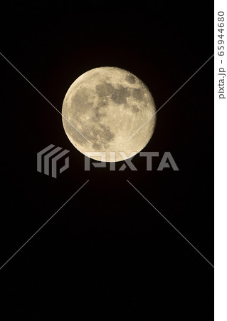 夜空に浮かぶ 神秘的な満月 16 白黒 縦 年5月8日 23時01分 の写真素材