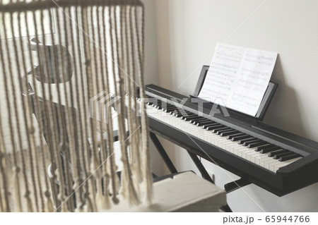 Learn music at home on an electronic piano Learn music at home on an electronic piano 65944766