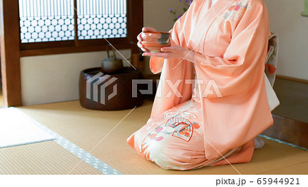 着物姿で茶道の茶碗を持つ女性 顔無し 着物姿で茶道の茶碗を持つ女性 顔無し 65944921