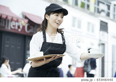 カフェスタッフ　若い女性 65946440
