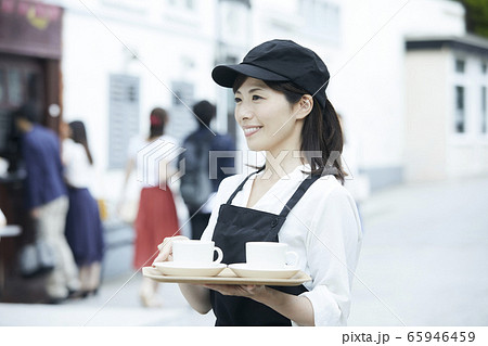 カフェスタッフ 若い女性 カフェスタッフ 若い女性 65946459