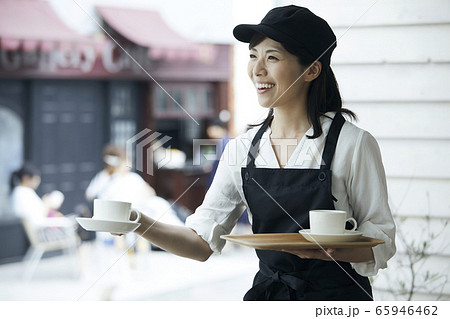 カフェスタッフ　若い女性 65946462