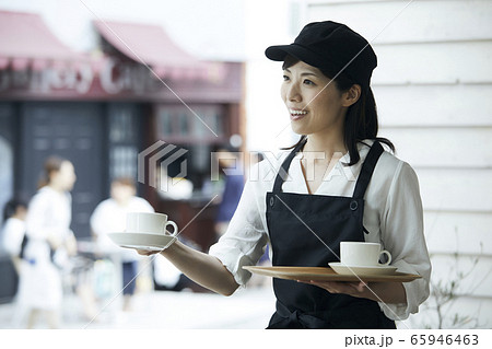 カフェスタッフ　若い女性 65946463