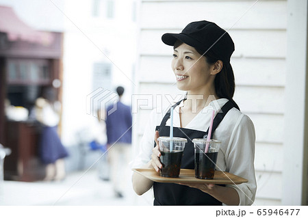 カフェスタッフ 若い女性 カフェスタッフ 若い女性 65946477