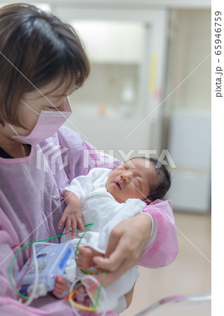 新生児と母親 新生児 出産 新生児と母親 新生児 出産 65946759