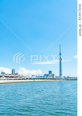 東京の夏 入道雲とスカイツリーの都市風景 65947040