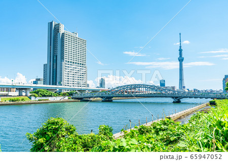 東京の夏 入道雲とスカイツリーの都市風景 東京の夏 入道雲とスカイツリーの都市風景 65947052