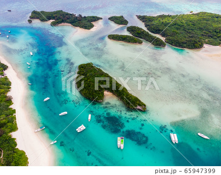 【ドローン空撮】石垣島の景勝地　川平湾を上空から見下ろす 65947399