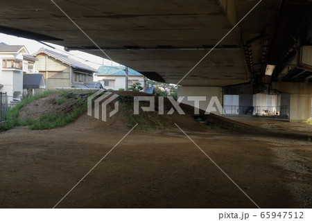 高速道路のガード下にある、赤面山古墳 65947512