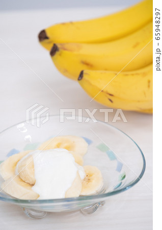 バナナ　ヨーグルト　フルーツ　イメージ 65948297