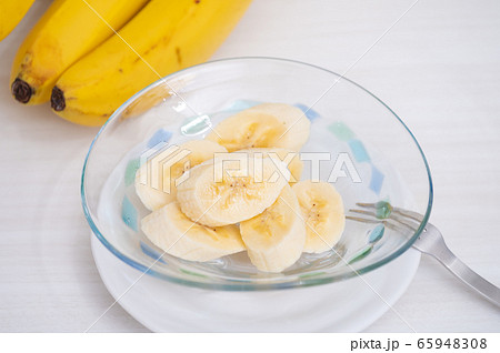 バナナ　フルーツ　イメージ 65948308