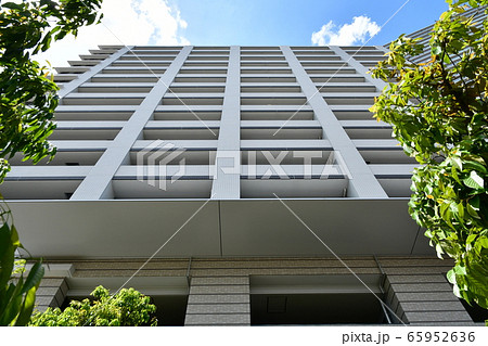 【高槻超高層マンション】都市風景　青空とジオ高槻ミューズ 65952636