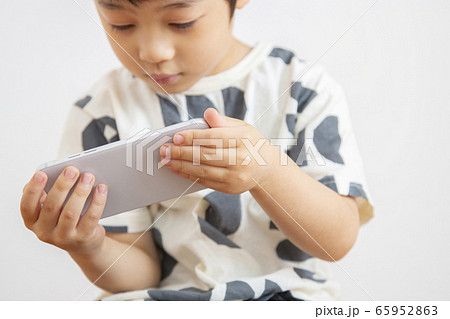 子供　スマホ 65952863