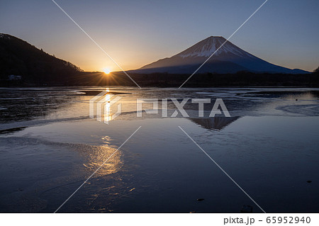 山梨県 富士山 精進湖 朝日 冬 山梨県 富士山 精進湖 朝日 冬 65952940