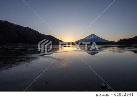 山梨県 富士山 精進湖 朝日 冬 山梨県 富士山 精進湖 朝日 冬 65952941