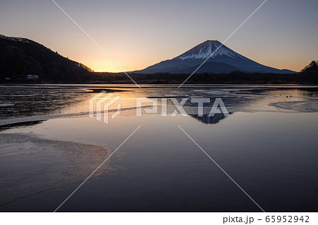 山梨県 富士山 精進湖 朝日 冬 山梨県 富士山 精進湖 朝日 冬 65952942