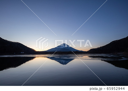 山梨県 富士山 精進湖 朝日 冬 山梨県 富士山 精進湖 朝日 冬 65952944