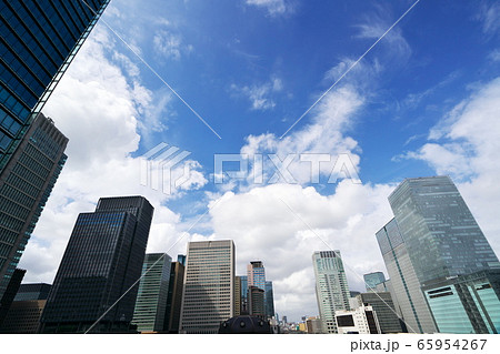 休日の晴れ間に見上げた丸ノ内の青空 休日の晴れ間に見上げた丸ノ内の青空 65954267