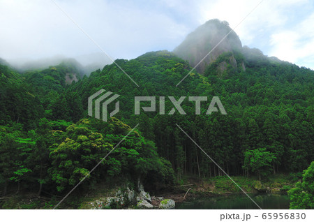 古座川の天柱岩 65956830