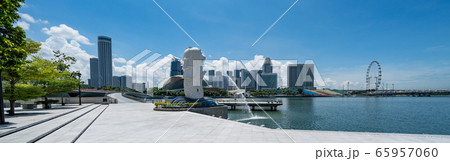 新型コロナウイルスの流行により人のいなくなったマーライオン 65957060