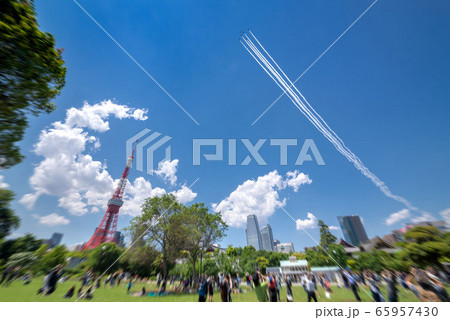 東京タワーとブルーインパルス 65957430