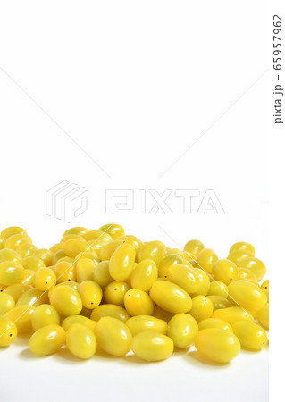 白背景のミニトマト 65957962