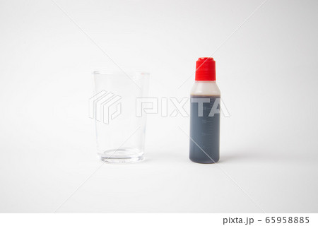 うがい薬とコップ A cup with a gargle  65958885